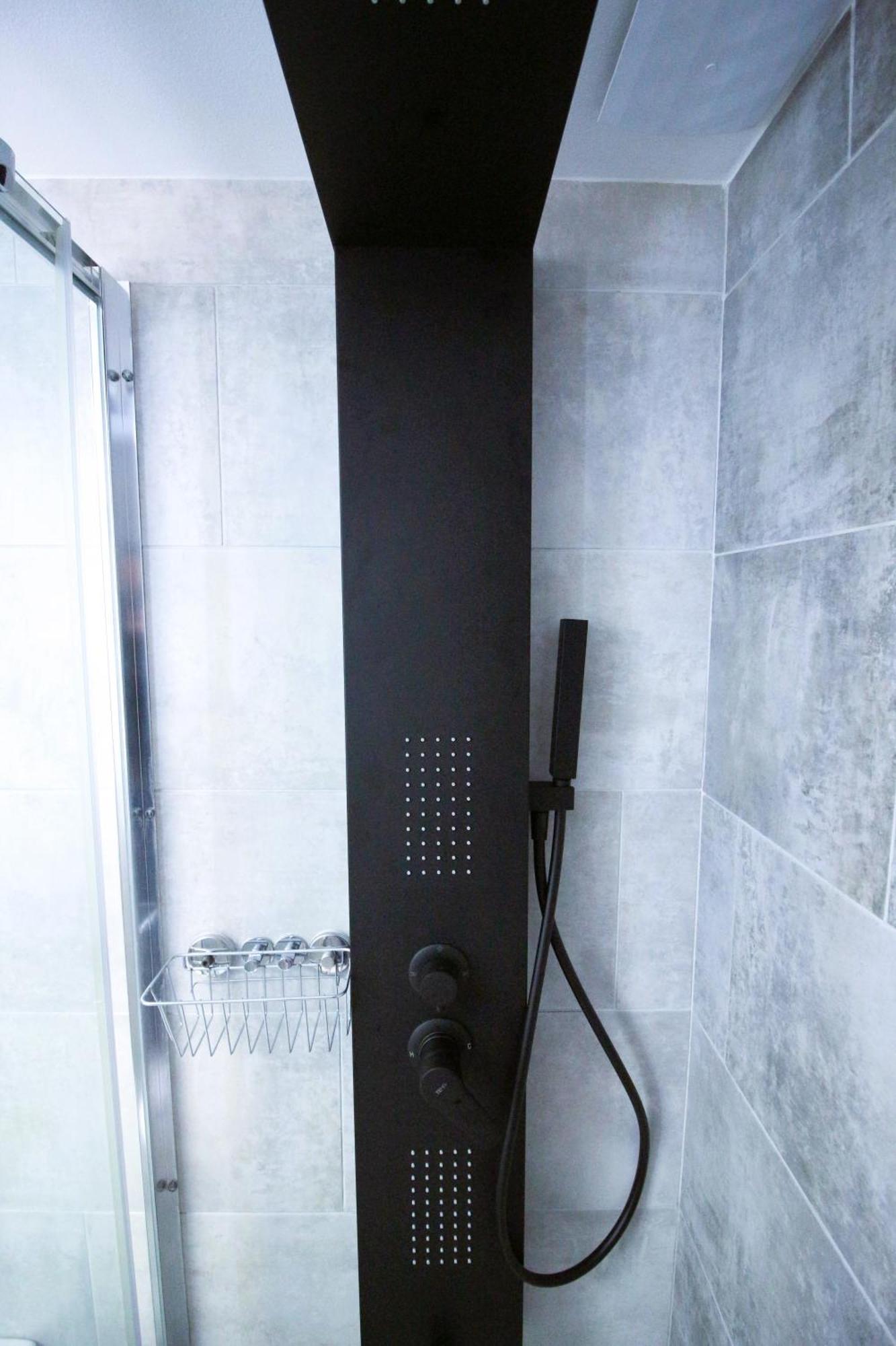 Yannis - Stylish With High-speed Wi-fi